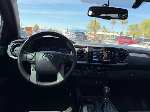 Used 2017 Toyota Tacoma TRD Off-Road w/ Premium & Technology Package AWD/4WD image 22