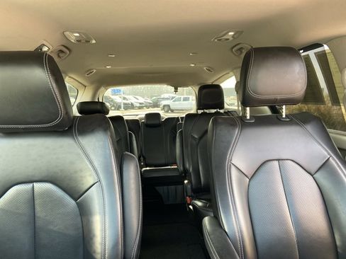 Used 2023 Chrysler Pacifica Touring-L image 18