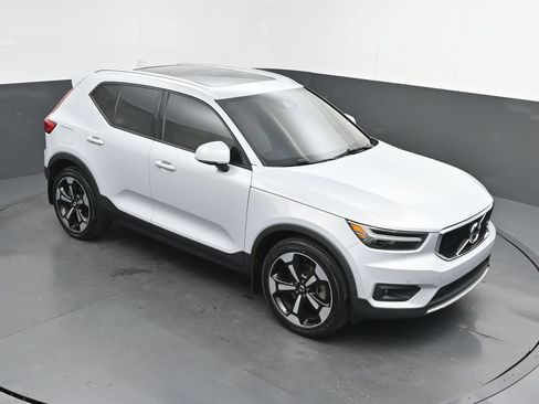 Certified 2022 Volvo XC40 T5 Momentum w/ Premium Package AWD/4WD image 28