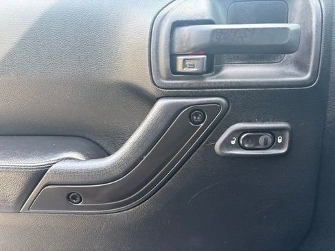 Used 2017 Jeep Wrangler Sahara image 23