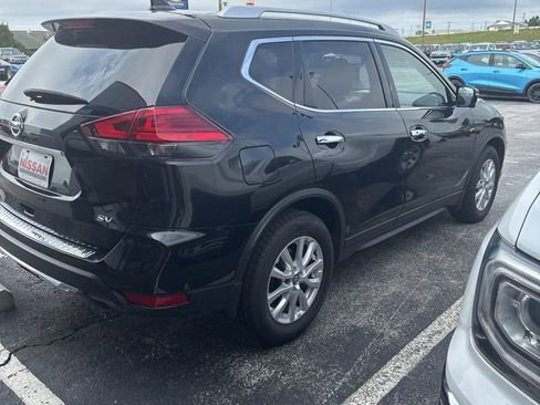 Used 2017 Nissan Rogue SV w/ SV Premium Package FWD image 3