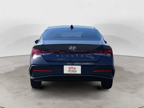 Certified 2025 Hyundai Elantra SE FWD image 4