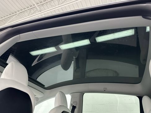 Used 2022 Tesla Model Y Long Range image 37