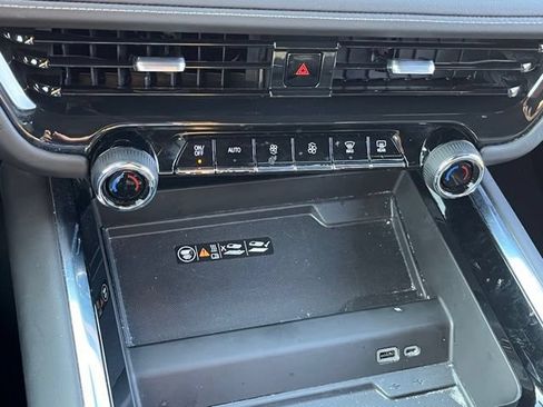 Used 2025 Chevrolet Suburban Z71 AWD/4WD image 22