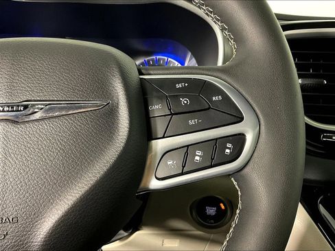 Used 2024 Chrysler Pacifica Touring-L image 28