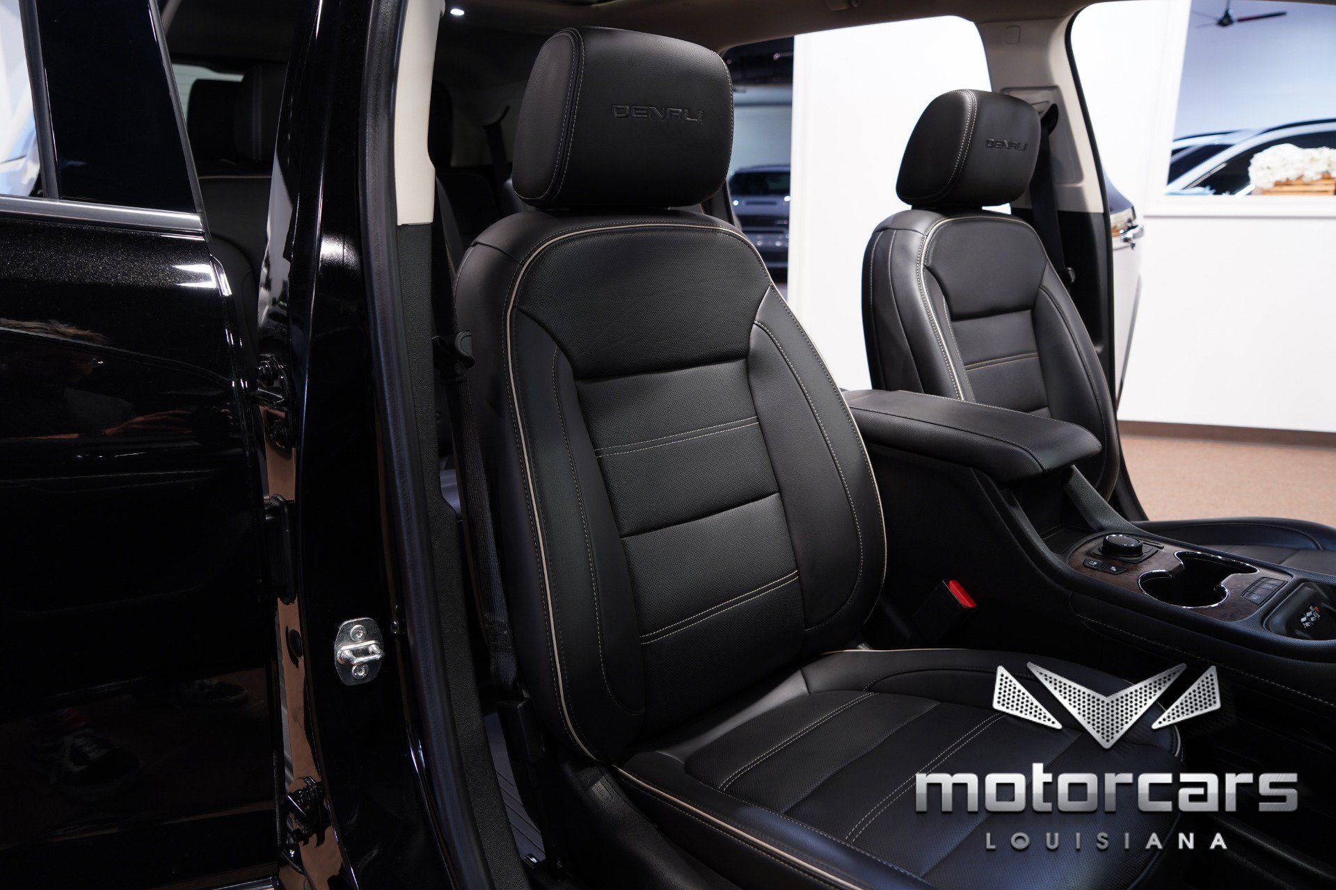 Used 2021 GMC Acadia Denali w/ Denali Technology Package FWD image 30