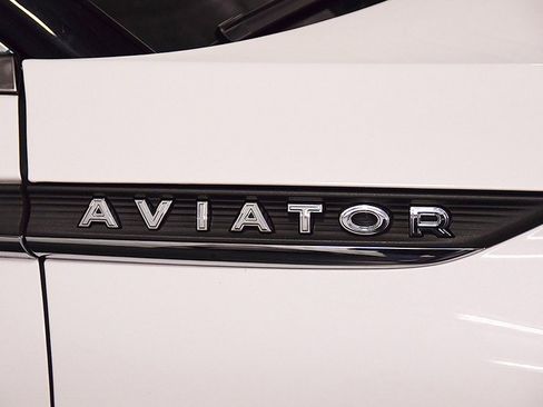 Used 2022 Lincoln Aviator Reserve w/ Equipment Group 201A image 11