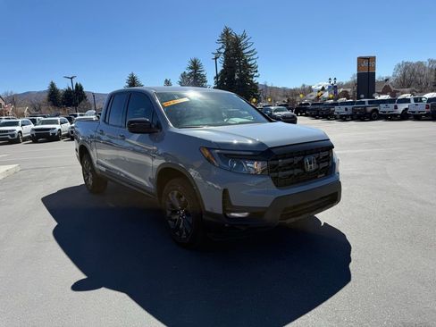 Used 2025 Honda Ridgeline Sport image 2