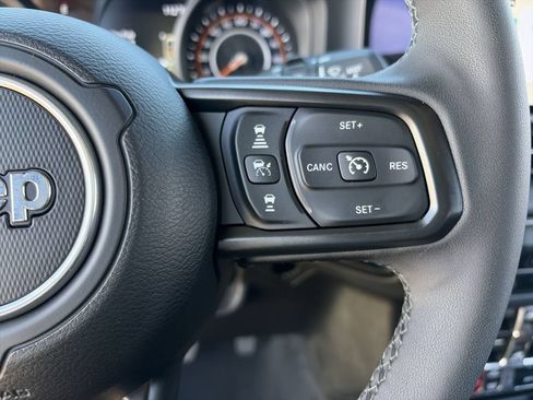 Used 2025 Jeep Wrangler Unlimited Rubicon AWD/4WD image 16