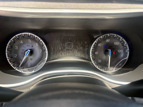 Used 2024 Chrysler Pacifica Touring-L FWD image 23