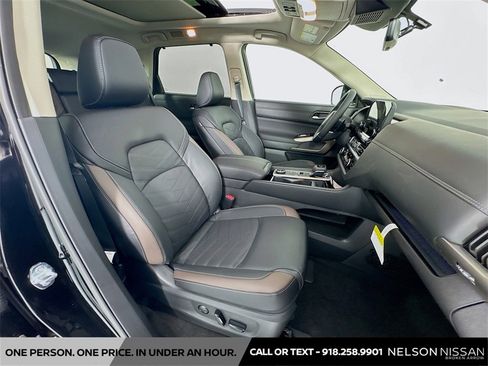 New 2025 Nissan Pathfinder Platinum w/ Black Appearance Package image 31