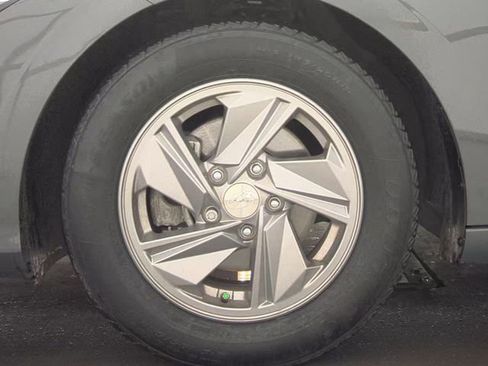 Used 2024 Hyundai Elantra SE FWD image 3