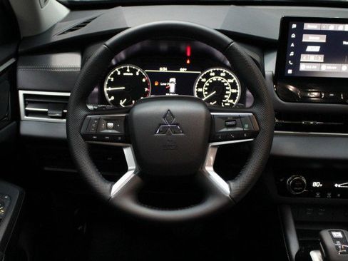 New 2025 Mitsubishi Outlander SE image 23