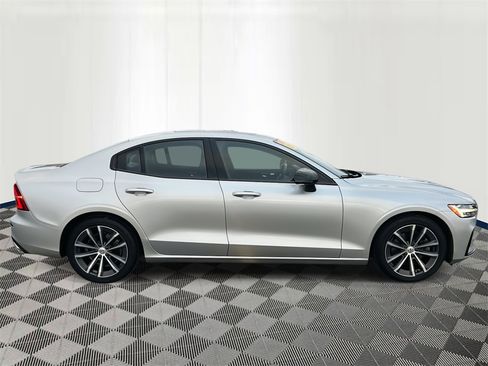 Used 2022 Volvo S60 B5 Momentum image 6