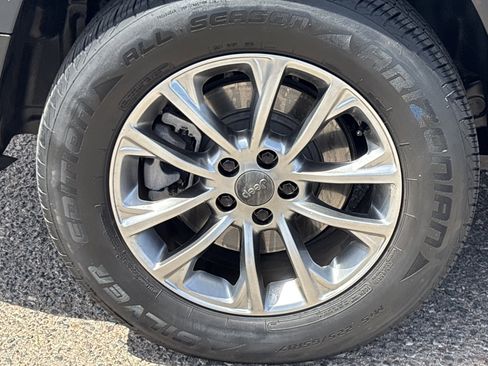 Used 2021 Jeep Cherokee Latitude Plus AWD/4WD image 8