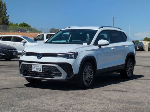 Used 2025 Volkswagen Taos SE FWD image 4