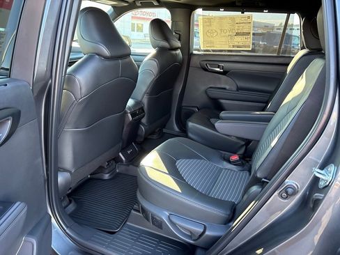 New 2025 Toyota Highlander XSE image 8