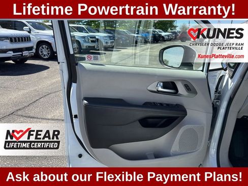 Used 2023 Chrysler Pacifica Touring-L FWD image 12