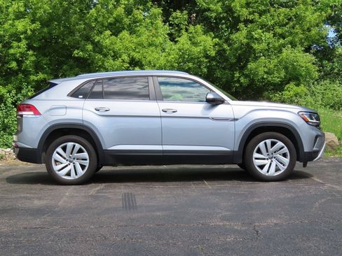 Used 2023 Volkswagen Atlas Cross Sport SE w/ Panoramic Sunroof Package AWD/4WD image 2