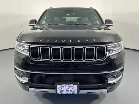 Used 2022 Jeep Wagoneer Series III w/ Premium Group I AWD/4WD image 2