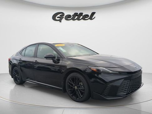 Used 2025 Toyota Camry SE FWD image 3
