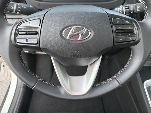 Used 2025 Hyundai Venue SEL FWD image 17