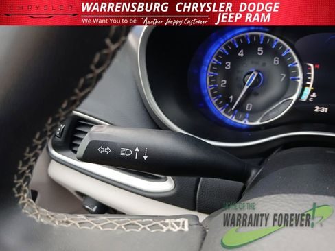 Used 2023 Chrysler Pacifica Touring-L FWD image 19