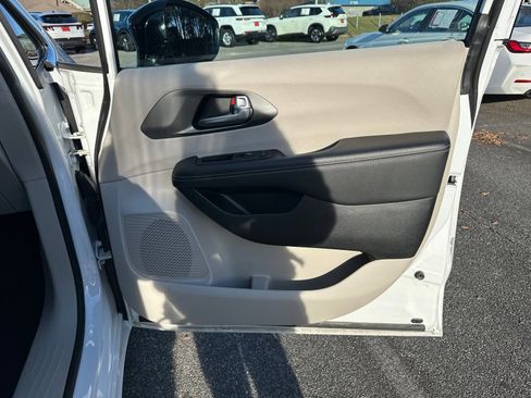Used 2024 Chrysler Pacifica Touring-L image 14