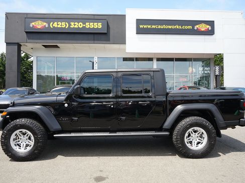 Used 2020 Jeep Gladiator Sport w/ Technology Group AWD/4WD image 2