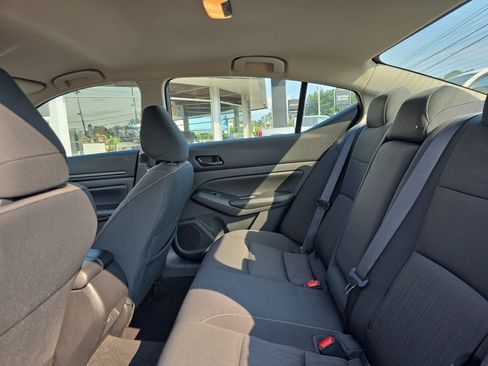 Used 2025 Nissan Altima 2.5 SV FWD image 13
