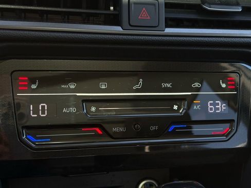 Certified 2025 Volkswagen Taos SE FWD image 21