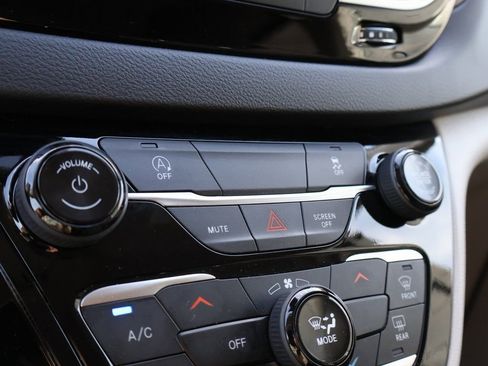 Used 2024 Chrysler Voyager LX image 34