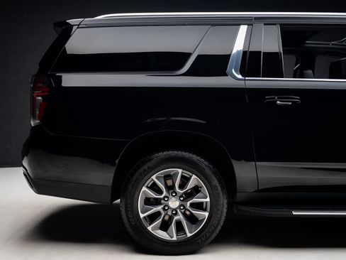 Used 2024 Chevrolet Suburban LT w/ Luxury Package RWD image 33