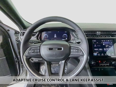 Used 2023 Jeep Grand Cherokee L Laredo image 3