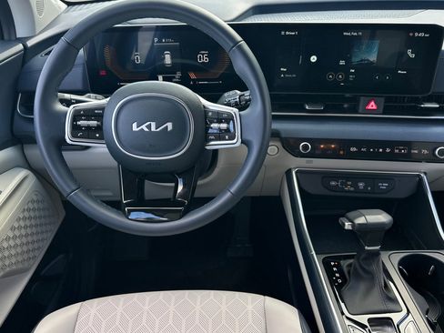 Used 2026 Kia Carnival EX image 16