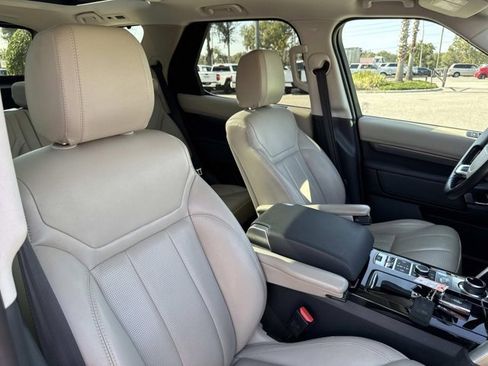 Used 2019 Land Rover Discovery HSE image 17