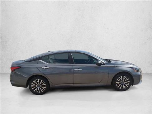 Used 2025 Nissan Altima 2.5 SV FWD image 4