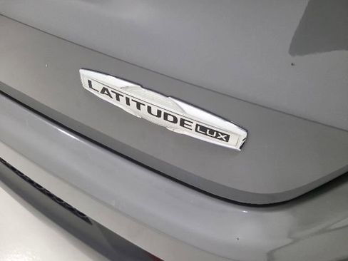 Used 2023 Jeep Compass Latitude AWD/4WD image 12
