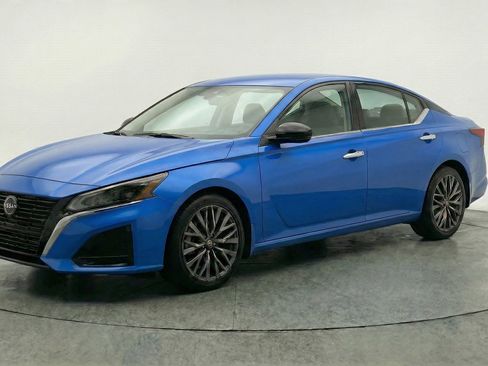 Used 2025 Nissan Altima 2.5 SV image 3