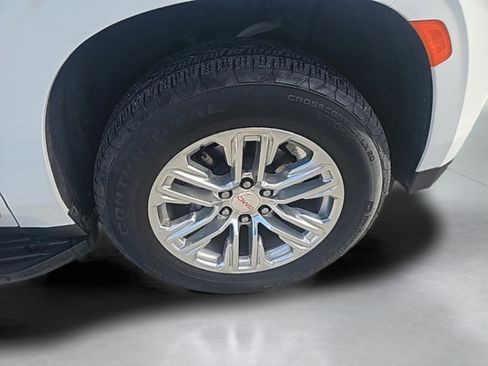 Used 2024 GMC Yukon SLT w/ SLT Luxury Package image 16