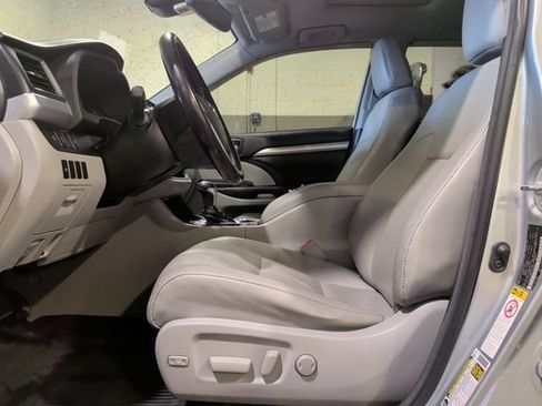 Used 2018 Toyota Highlander XLE AWD/4WD image 12