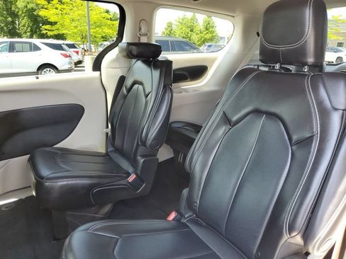 Used 2023 Chrysler Pacifica Touring-L FWD image 31
