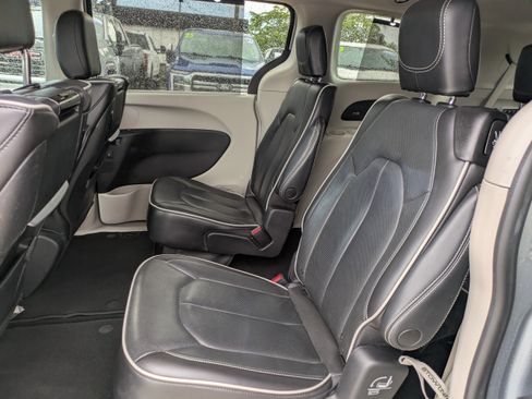 Used 2023 Chrysler Pacifica Limited w/ Uconnect Theater Family Group FWD image 15