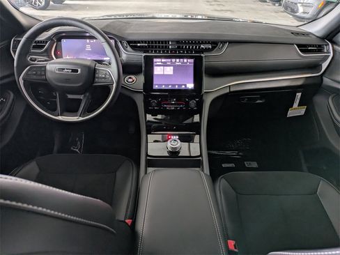 New 2025 Jeep Grand Cherokee Altitude image 16