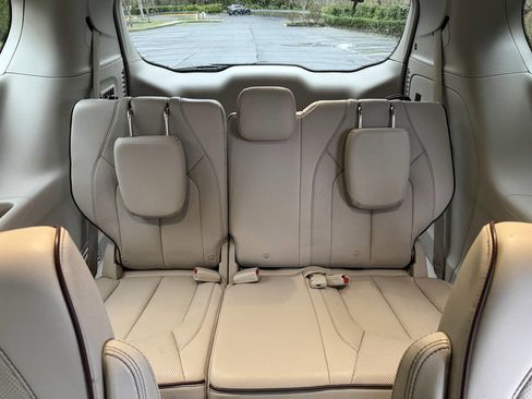 Used 2019 Chrysler Pacifica Limited image 33