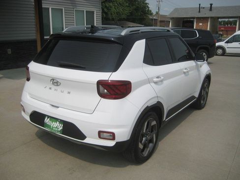 Used 2022 Hyundai Venue Limited image 7