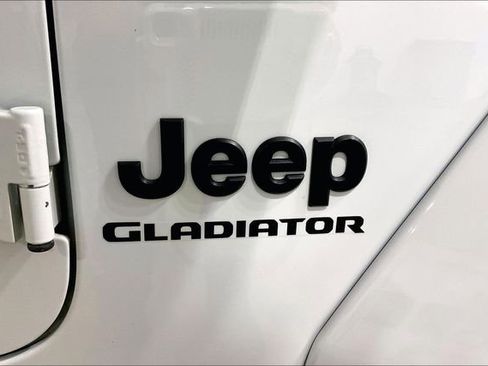 Used 2021 Jeep Gladiator Willys image 8