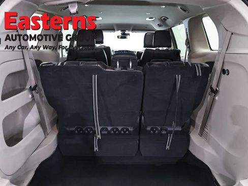 Used 2023 Chrysler Pacifica Touring-L FWD image 9