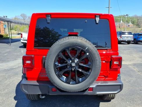 Used 2025 Jeep Wrangler Unlimited Sahara AWD/4WD image 15