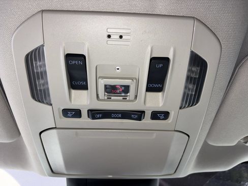 Used 2022 Toyota Highlander XLE FWD image 16